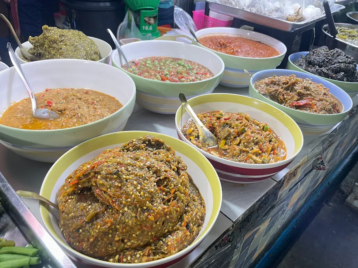 กาดชุมชนแม่เหียะ 3
